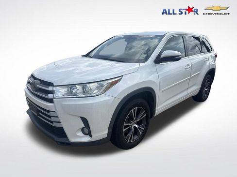 Used 2017 Toyota Highlander Plus FWD image 1