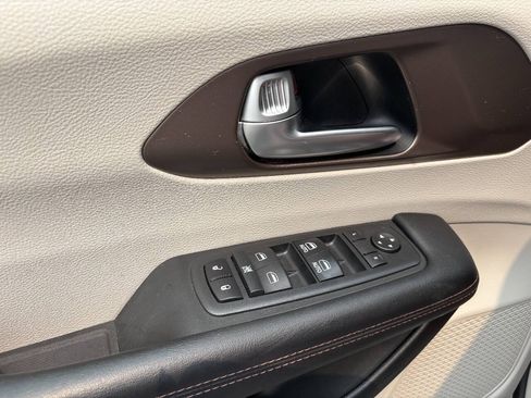 Used 2018 Chrysler Pacifica Touring-L FWD image 11