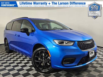 New 2026 Chrysler Pacifica Limited w/ Uconnect Theater Family Group