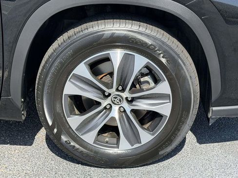 Certified 2024 Toyota Highlander XLE image 25