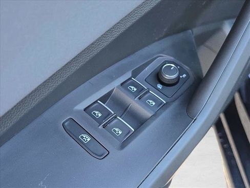 Used 2026 Volkswagen Jetta SE FWD image 9