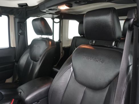 Used 2016 Jeep Wrangler Unlimited Sahara w/ Connectivity Group AWD/4WD image 12