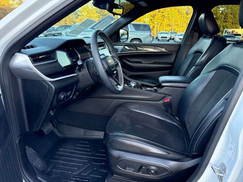 Used 2023 Jeep Grand Cherokee L Laredo image 24