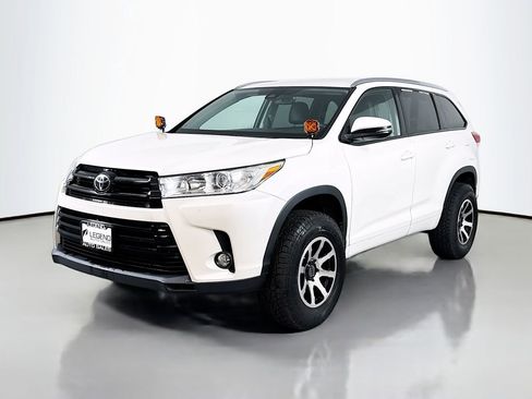 Used 2017 Toyota Highlander XLE AWD/4WD image 1