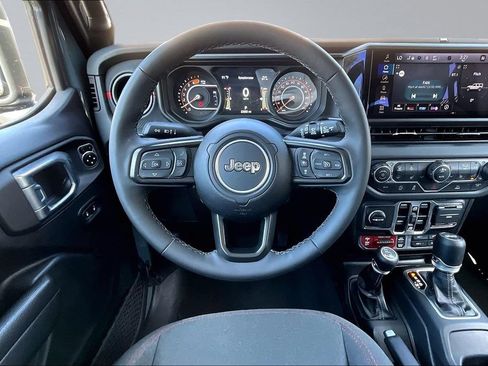 Certified 2025 Jeep Wrangler Unlimited Rubicon w/ Convenience Group AWD/4WD image 5