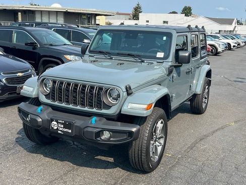 Used 2024 Jeep Wrangler Unlimited w/ Convenience Group AWD/4WD image 3