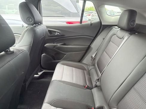 Used 2025 Chevrolet Trax LT w/ Sunroof Package FWD image 10