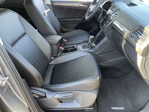 Certified 2023 Volkswagen Tiguan SE image 9