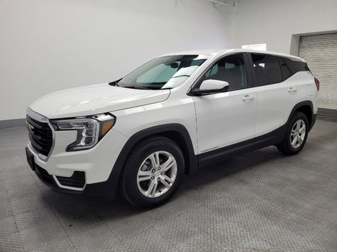 Used 2024 GMC Terrain SLE FWD image 2