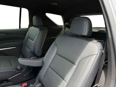 Used 2025 Chevrolet Traverse LT AWD/4WD image 16