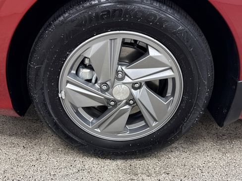 Used 2025 Hyundai Elantra SE image 2