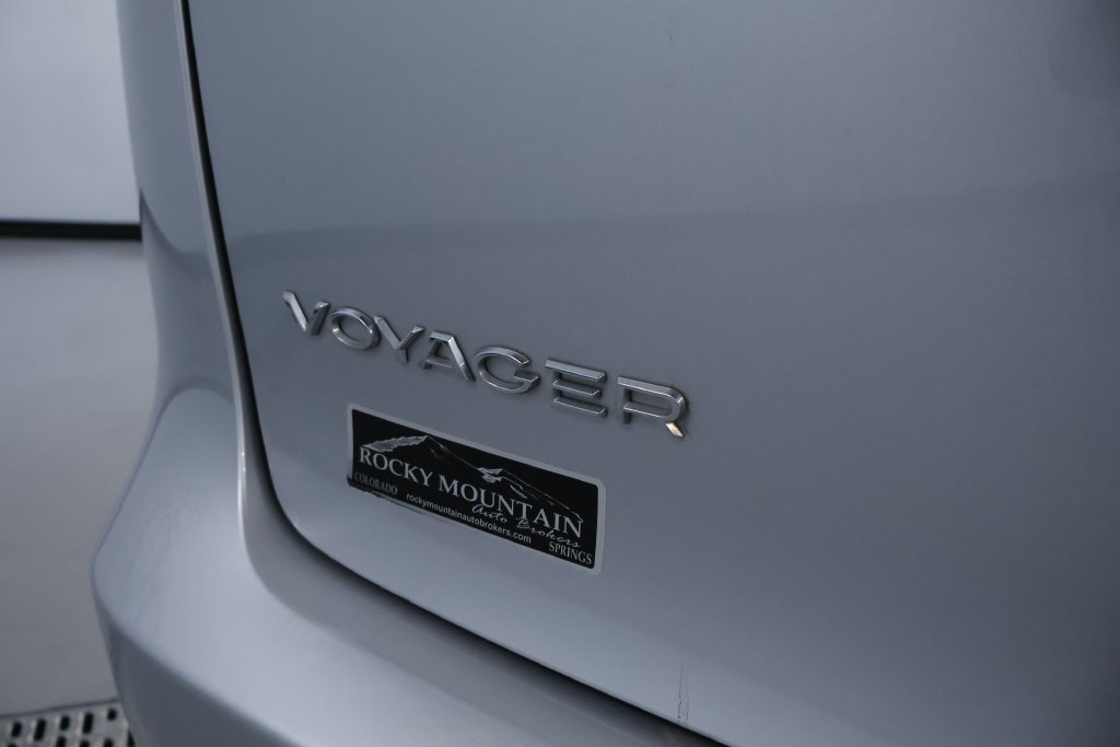 Used 2023 Chrysler Voyager LX FWD image 11