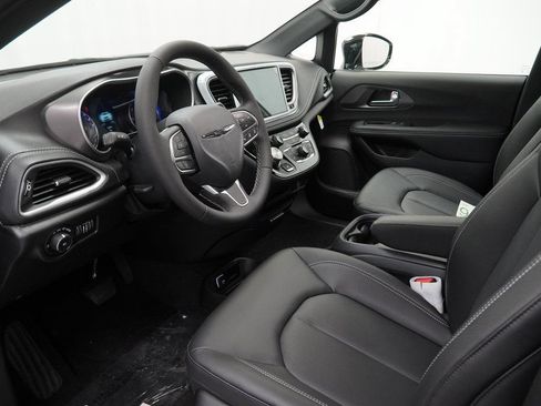 New 2026 Chrysler Pacifica Select FWD image 16