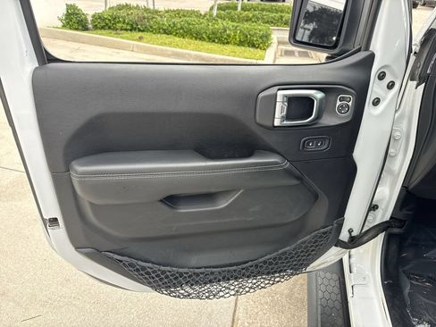 Used 2019 Jeep Wrangler Unlimited Sahara w/ Dual Top Group AWD/4WD image 39