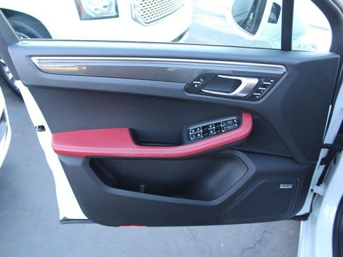 Used 2017 Porsche Macan Turbo AWD/4WD image 19