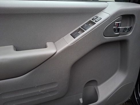 Used 2018 Nissan Frontier SV image 7