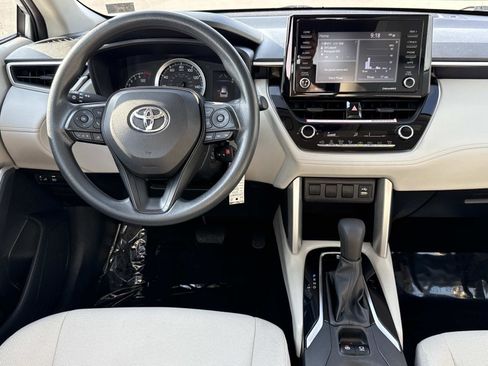 Used 2022 Toyota Corolla Cross L image 2