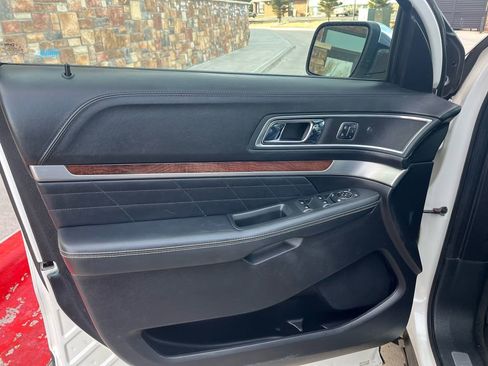 Used 2017 Ford Explorer Platinum image 9