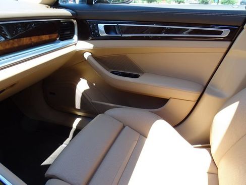 Used 2020 Porsche Panamera RWD image 22