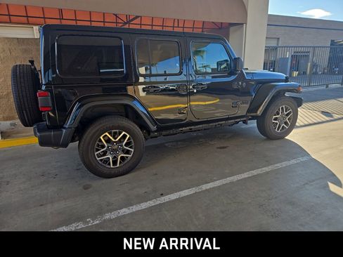 Used 2025 Jeep Wrangler Sahara image 8