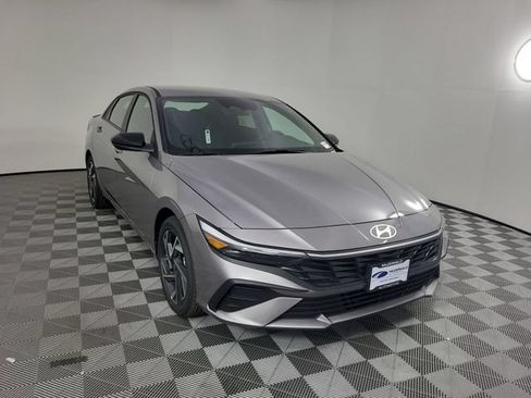 Certified 2025 Hyundai Elantra Sport FWD image 2