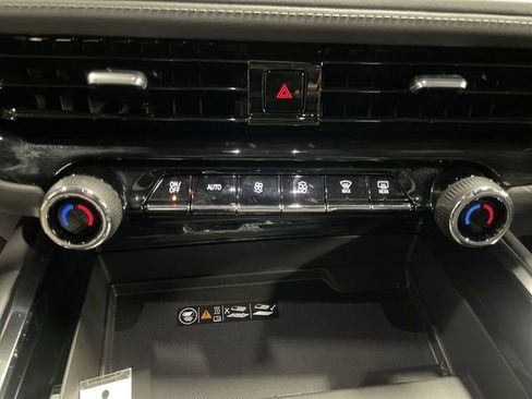 Used 2025 Chevrolet Suburban Z71 AWD/4WD image 19