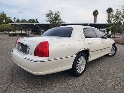 Used 2004 Lincoln Town Car Signature RWD image 8