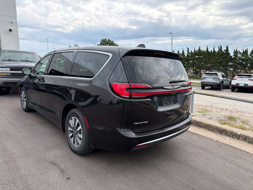 Used 2023 Chrysler Pacifica Touring-L FWD image 4