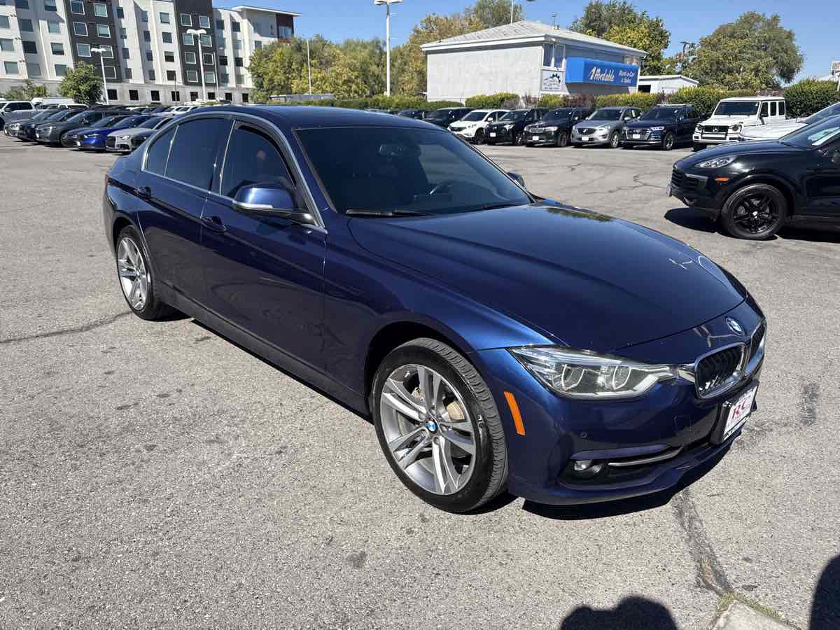 Used 2017 BMW 330i xDrive Sedan AWD/4WD image 4