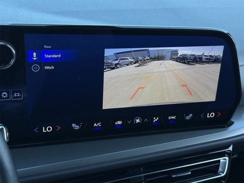 Used 2025 Chevrolet Traverse LT image 17