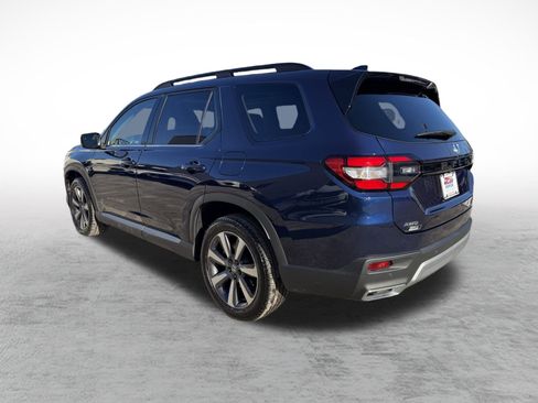 Used 2025 Honda Pilot Touring image 4