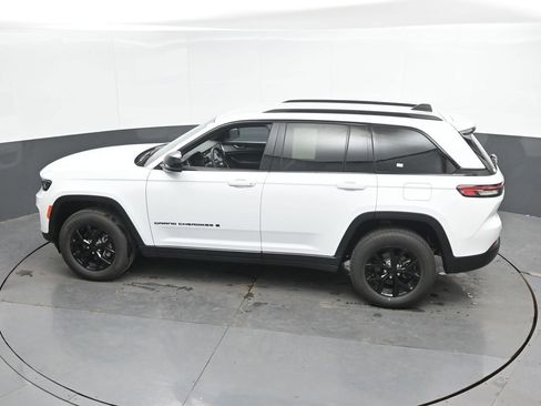 Used 2025 Jeep Grand Cherokee Altitude AWD/4WD image 36