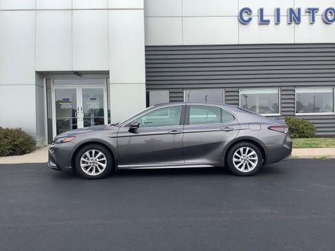 Used 2023 Toyota Camry SE FWD image 2