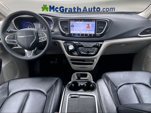 Used 2024 Chrysler Pacifica Touring-L image 7