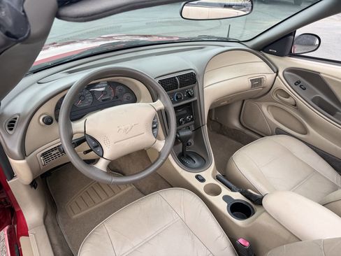 Used 2001 Ford Mustang Convertible image 10