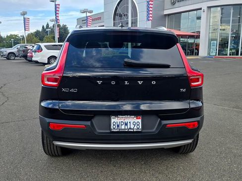 Used 2021 Volvo XC40 T4 Momentum image 5
