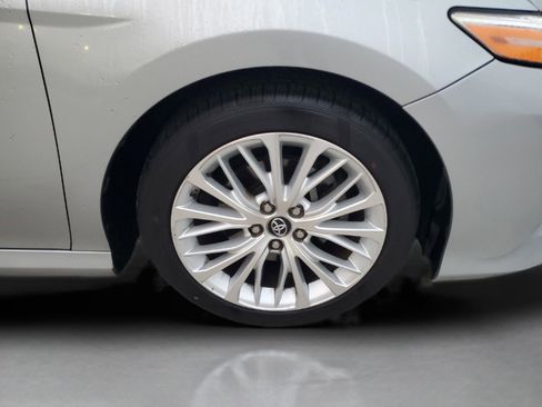 Used 2018 Toyota Camry XLE image 5