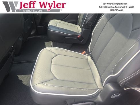 New 2026 Chrysler Pacifica Limited w/ S Appearance Package image 25