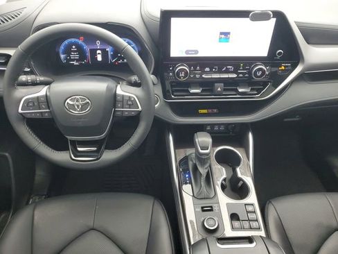Used 2025 Toyota Highlander Platinum AWD/4WD image 18