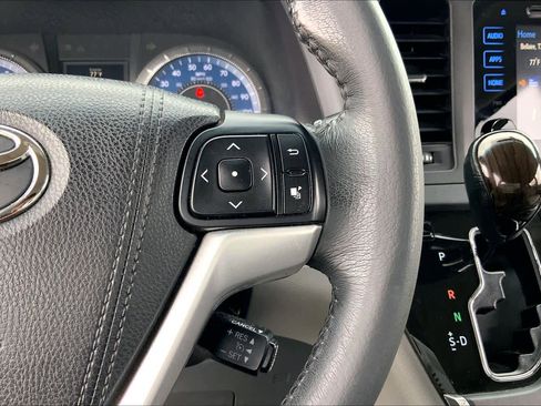 Used 2017 Toyota Sienna XLE FWD image 24