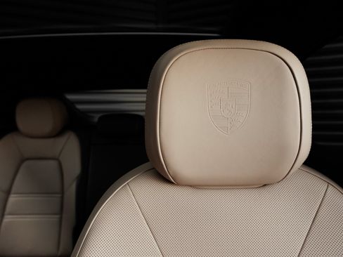 Certified 2025 Porsche Cayenne E-Hybrid Coupe AWD/4WD image 15