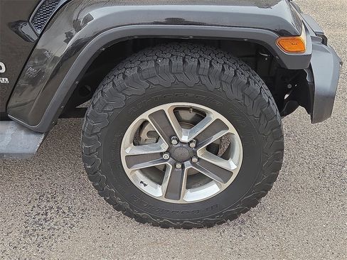 Used 2019 Jeep Wrangler Unlimited Sahara image 7