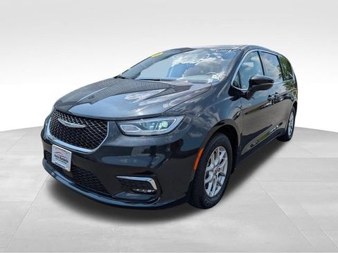 Used 2023 Chrysler Pacifica Touring-L FWD image 3