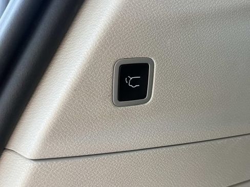 Used 2023 Chrysler Pacifica Limited FWD image 13