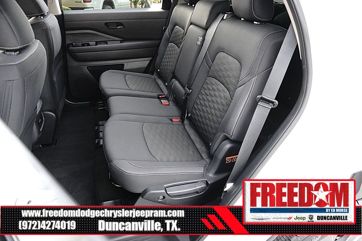 Used 2024 Nissan Pathfinder SV FWD image 14