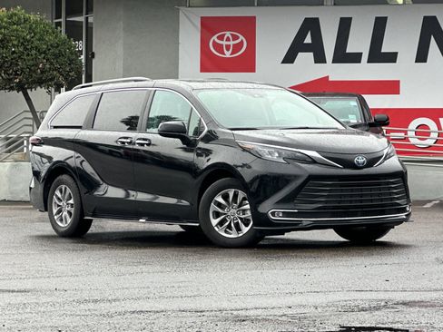 Used 2024 Toyota Sienna XLE image 8