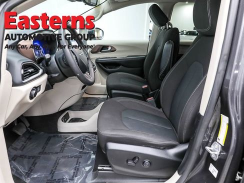 Used 2023 Chrysler Voyager LX image 14