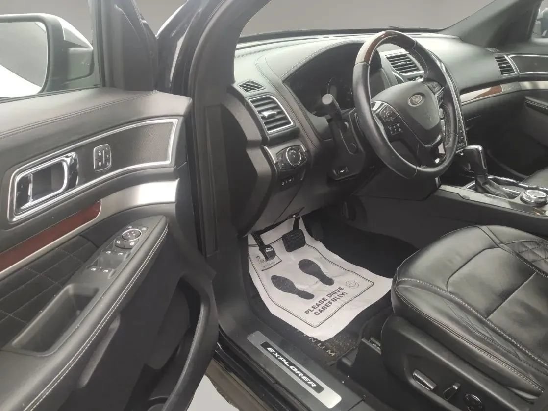 Used 2018 Ford Explorer Platinum AWD/4WD image 4