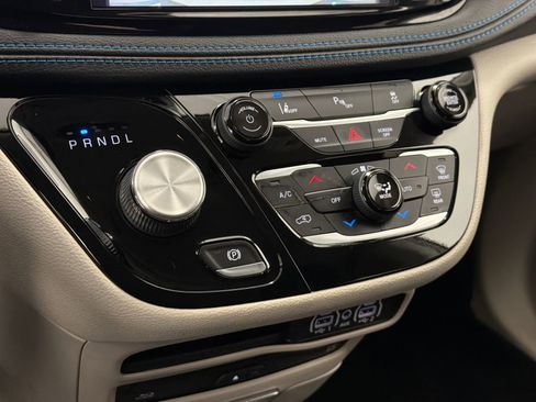 Used 2021 Chrysler Pacifica Touring w/ Uconnect Theater Family Group image 27