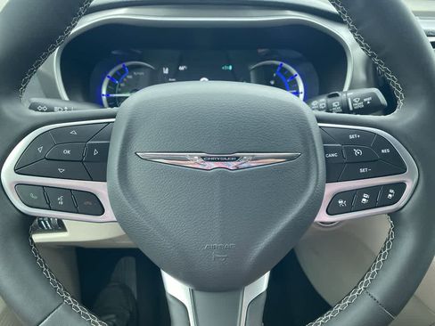 Used 2024 Chrysler Pacifica Select image 14